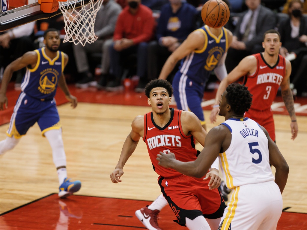 值得一提的是，申京在面对勇士队小球战术时