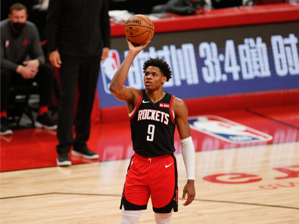 杰伦-格林末节关键时刻被雪藏,13投仅4中贡献9分 在篮球赛场上,每一分每一秒都可能决定比赛